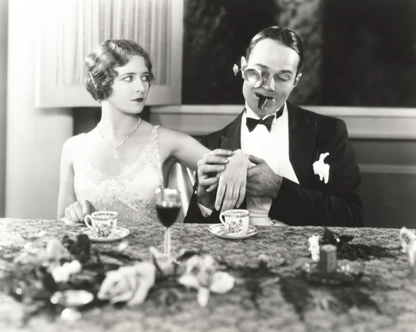 Mann und Frau sitzen am Tisch — Stockfoto