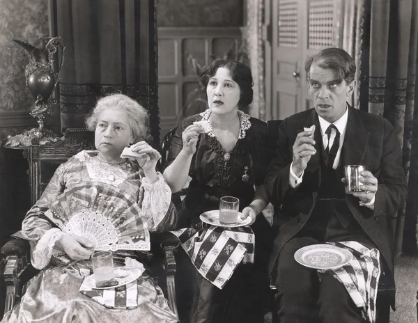 Women and man having lunch — Stok fotoğraf