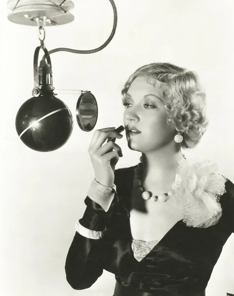Γυναίκα χρησιμοποιώντας μικρόφωνο καθρεφτών — Φωτογραφία Αρχείου