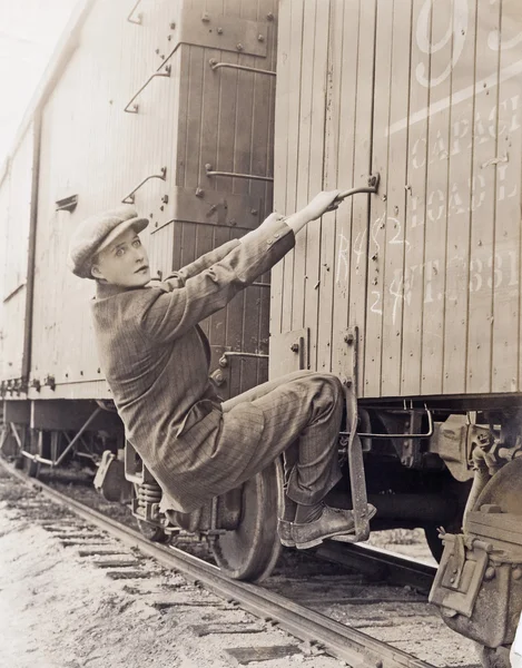 Vagabundo trepar trem de carga — Fotografia de Stock