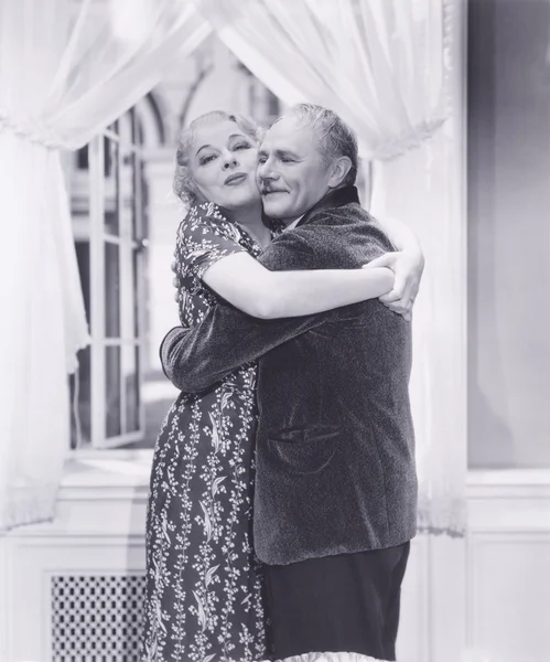 Muž a žena objímají — Stock fotografie