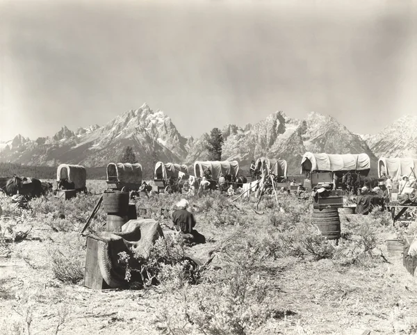 Pioneiros americanos em montanhas — Fotografia de Stock