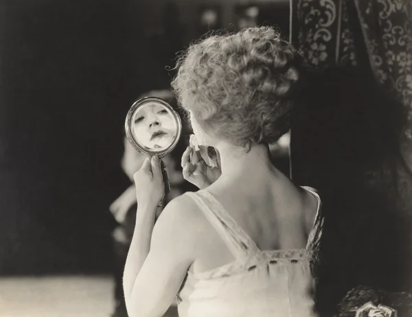 Vrouw haar make-up verwijderen — Stockfoto