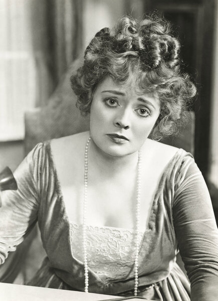 Женщина чувствует меланхолию
