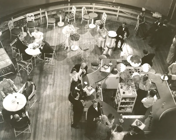 Pessoas em cocktail lounge a bordo do navio — Fotografia de Stock