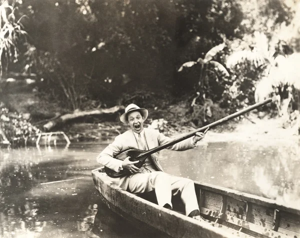 Man singing in boat — Stock Photo, Image
