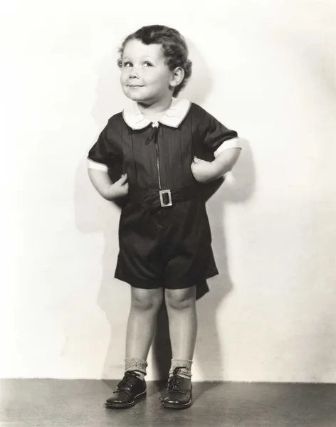 Dítě pózuje s rukama na bocích — Stock fotografie