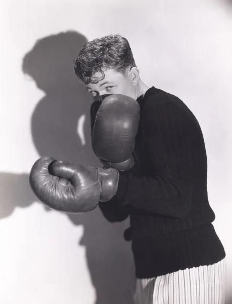 Jovem pugilista defensivo — Fotografia de Stock