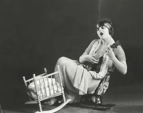 Mulher tocando guitarra — Fotografia de Stock