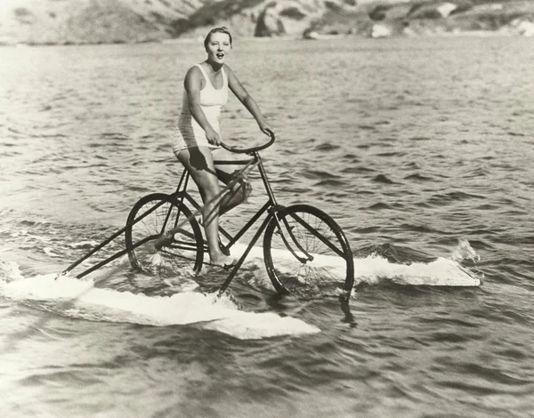 Donna in bicicletta in barca — Foto Stock