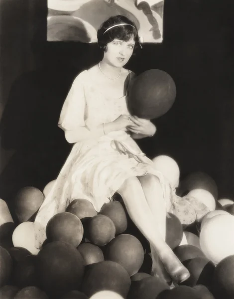 Jeune femme tenant ballon — Photo