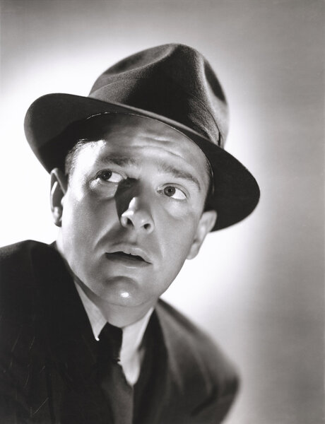 молодой человек, отводящий взгляд