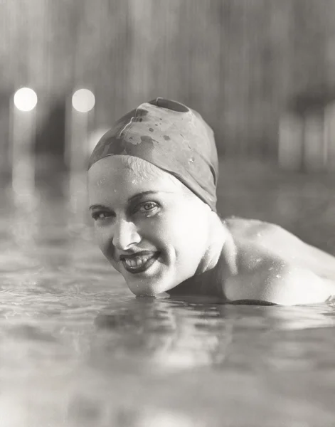 Vrouw genieten van een duik — Stockfoto