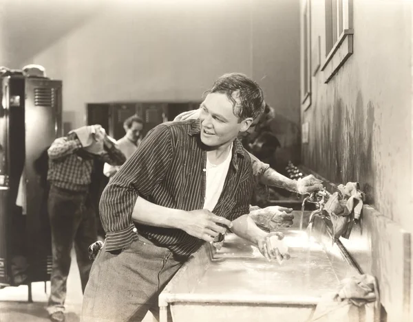 Men Washing up in locker room — Stock Photo, Image