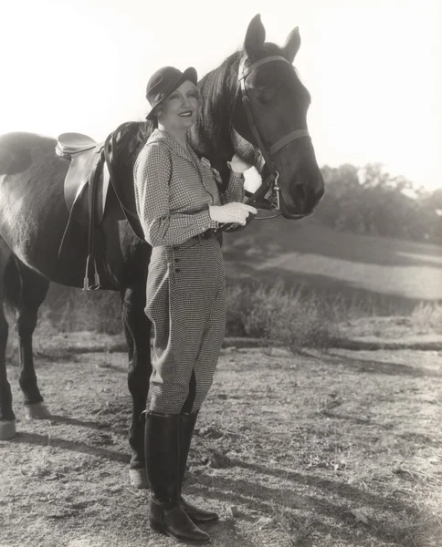 Жінка стоїть з конем — стокове фото