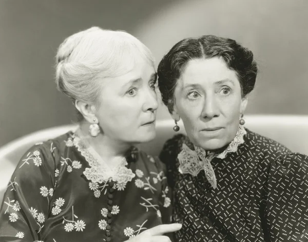 Δύο γυναίκες κουτσομπολεύουν — Φωτογραφία Αρχείου
