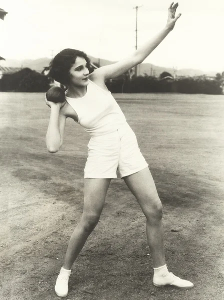 Mulher tomando o tiro . — Fotografia de Stock