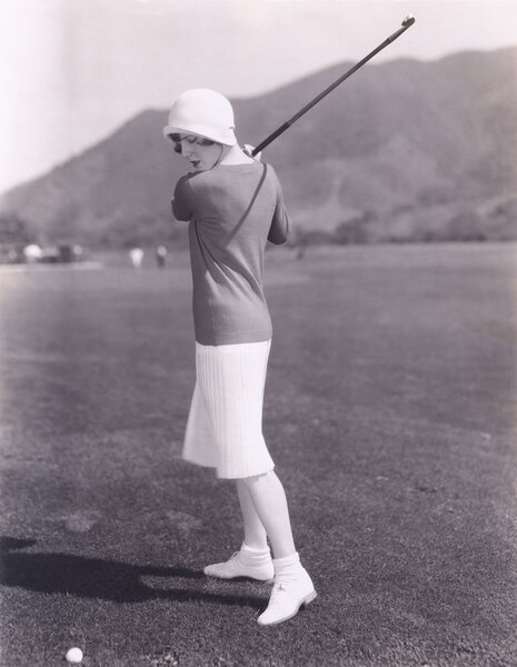 женщина делает свой лучший выстрел
