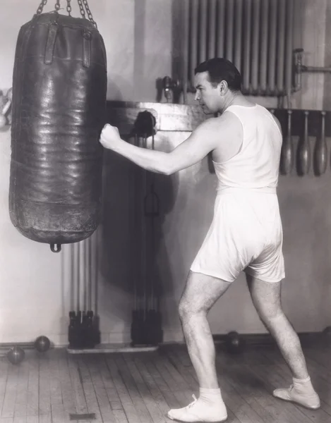 Boxer cvičit v tělocvičně — Stock fotografie