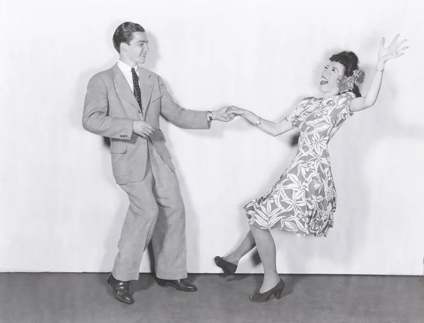 Pareja joven bailando — Foto de Stock