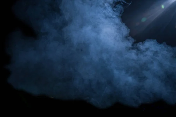 黑色背景上的蓝色烟雾和灰尘 — 图库照片