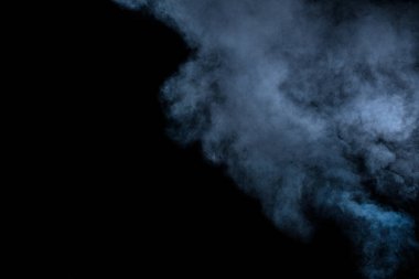 Siyah arkaplanda mavi duman ve toz