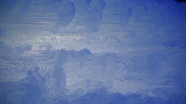 4k Natur-Standbild-Video aus der Nähe von dickem Eis und vielen Eiszapfen — Stockvideo
