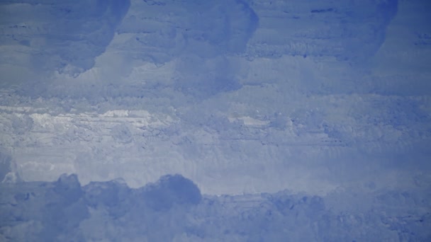 4k naturaleza todavía video de cerca de hielo grueso y muchos carámbanos — Vídeos de Stock