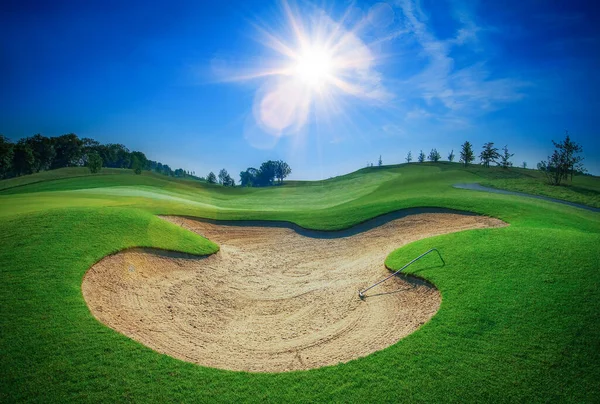 Areia bunker no belo campo de golfe. — Fotografia de Stock