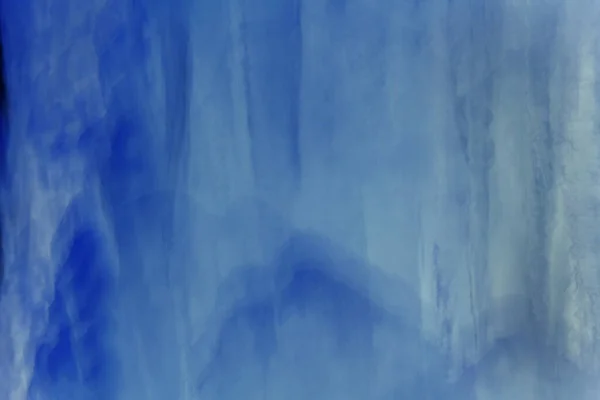 氷と多くのつららを溶かす 青の抽象的な背景 — ストック写真