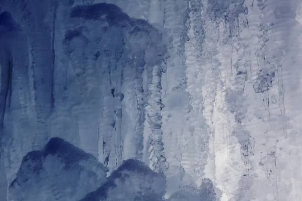 Крупним планом густий синій лід і багато бурульок — стокове фото