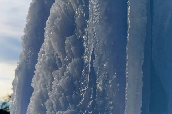 Primer plano de hielo azul grueso y muchos carámbanos — Foto de Stock