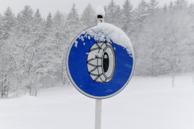 Krkonose dağlarının kış manzarası, Çek Cumhuriyeti - çok kar, yol işaretleri kar zincirleri
