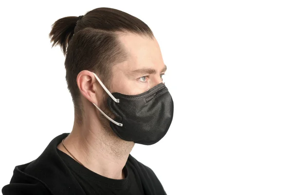 Ein Mann mit einer schwarzen Gesichtsmaske nano FFP2 — Stockfoto