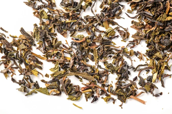 Кучка зеленого чая - сухой зеленый лист чая изолированы на белом фоне — стоковое фото
