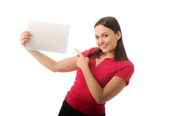 Hübsch lächelnde junge Frau überrascht mit weißem Werberahmen - weißes DIN-A4-Papier, leer für Text — Stockfoto