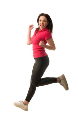 Beyaz arka planda kırmızı ya da pembe tişörtlü atlayan güzel bir kadın.