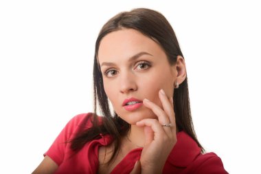 Kırmızı ya da pembe gömlekli güzel bir kadın beyaz arka planda izole edilmiş.