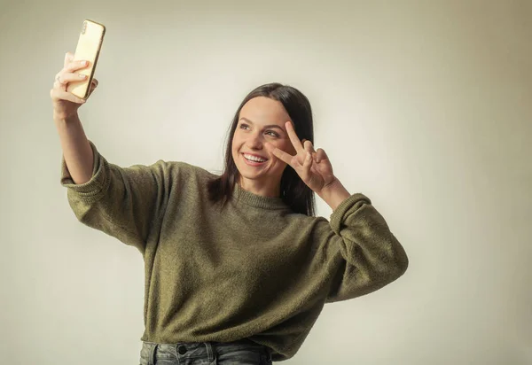 Selfie - Femme mignonne gaie avec smartphone — Photo