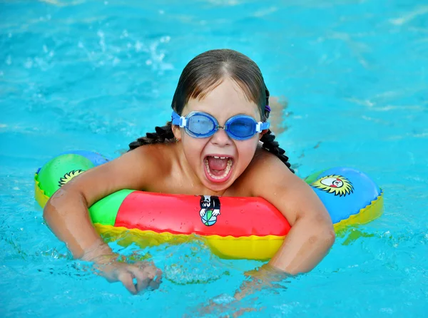 Ragazza in piscina — Foto Stock