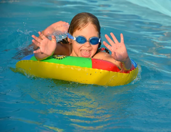 Fille dans la piscine — Photo