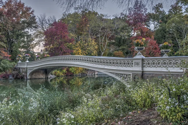 Bow bridge in autumn — Stock Photo, Image
