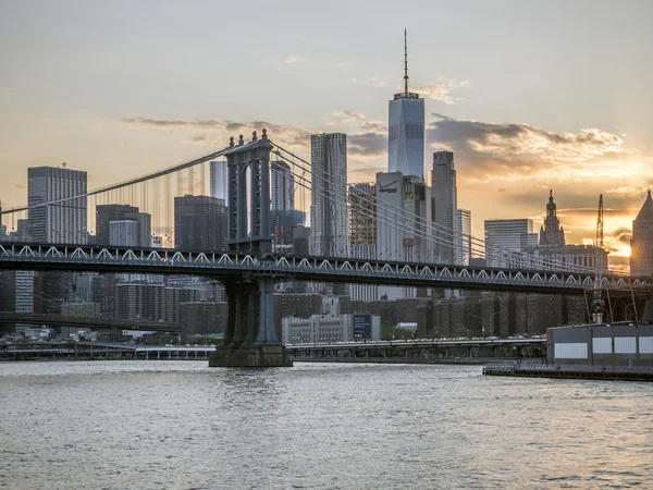 Puente de Brooklyn bajo Manhattan — Foto de Stock