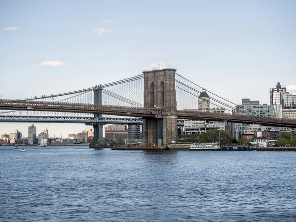 Puente de Brooklyn bajo Manhattan — Foto de Stock