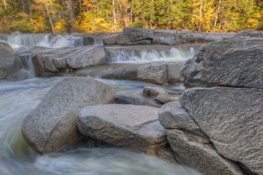 Sonbahar New Hampshire 'daki Swift nehrinde