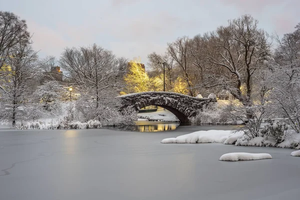 Kışın Kar Fırtınasından Sonra Central Park Taki Gapstow Köprüsü — Stok fotoğraf