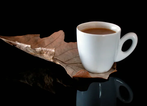 Tasse Kaffee Auf Herbstblatt Und Schwarzer Oberfläche — Stockfoto