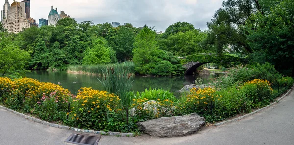 Gapstow Silta Central Park Kesällä Panoraama — kuvapankkivalokuva