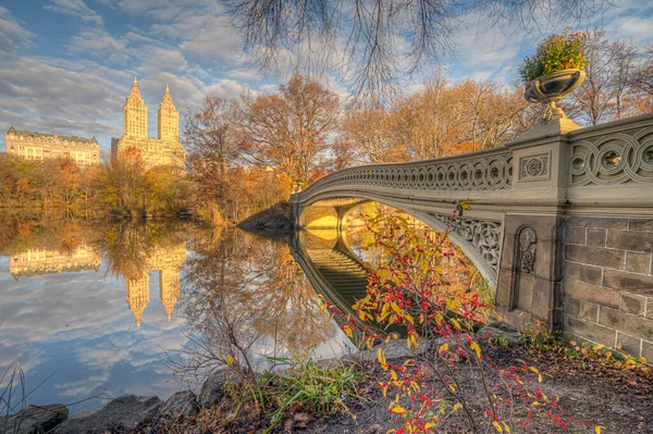 秋の終わりにニューヨーク市中央公園のボウ橋 — ストック写真