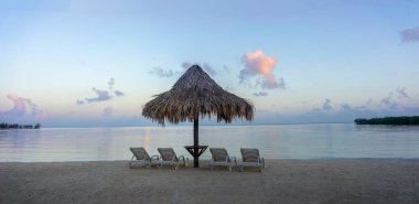 Roatan adasının açıklarında gün doğumu veya günbatımı